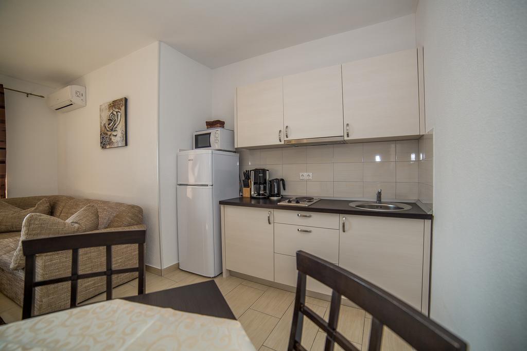 Apartments Kati Omis Exterior photo