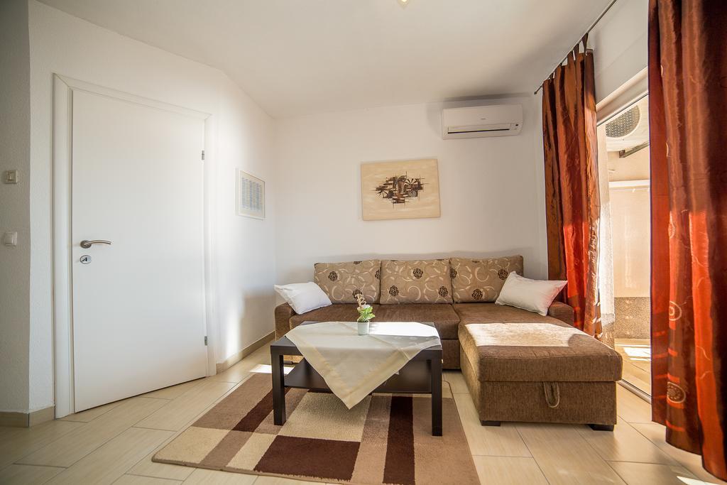 Apartments Kati Omis Exterior photo
