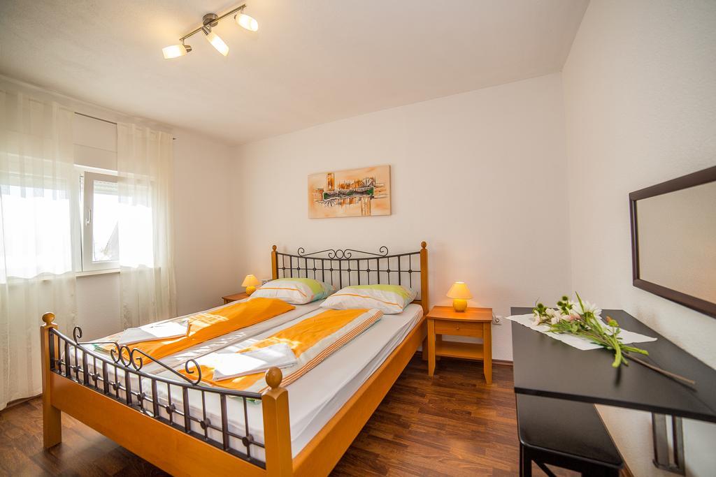 Apartments Kati Omis Exterior photo